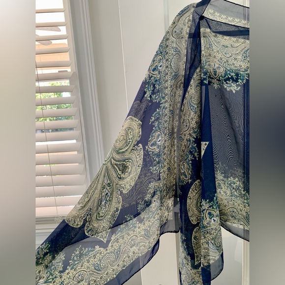 Delicate in nature yet bold in style. Blue shawl/scarf/poncho - Picture 4 of 9